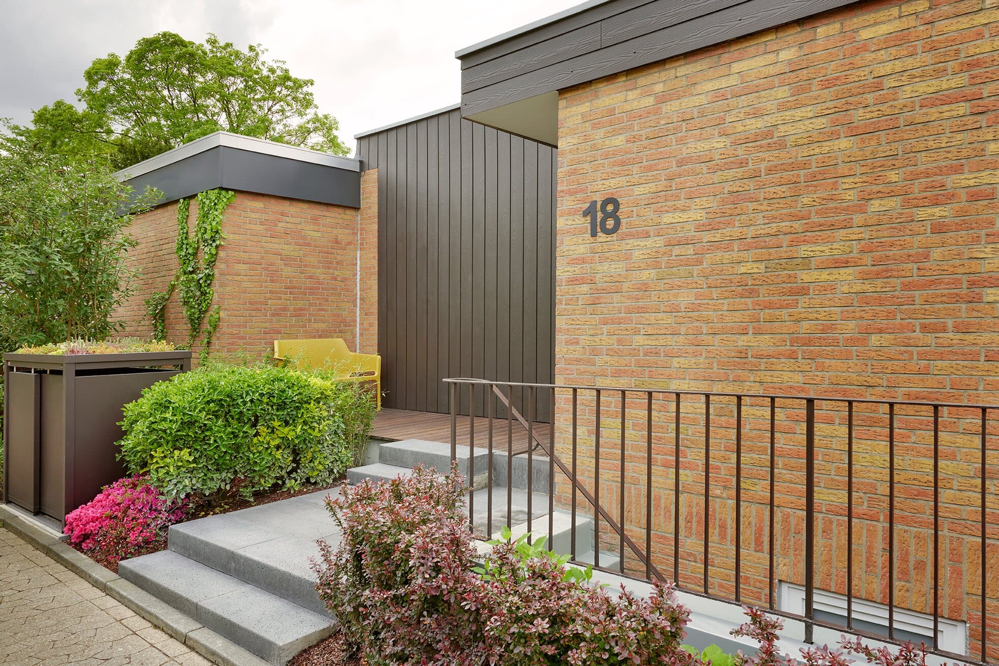 Ferienhaus Bungalow Ratingen, Außenansicht mit gepflegtem Vorgarten und modernem Klinker-Holz-Fassadenmix, Görsenkothen 18