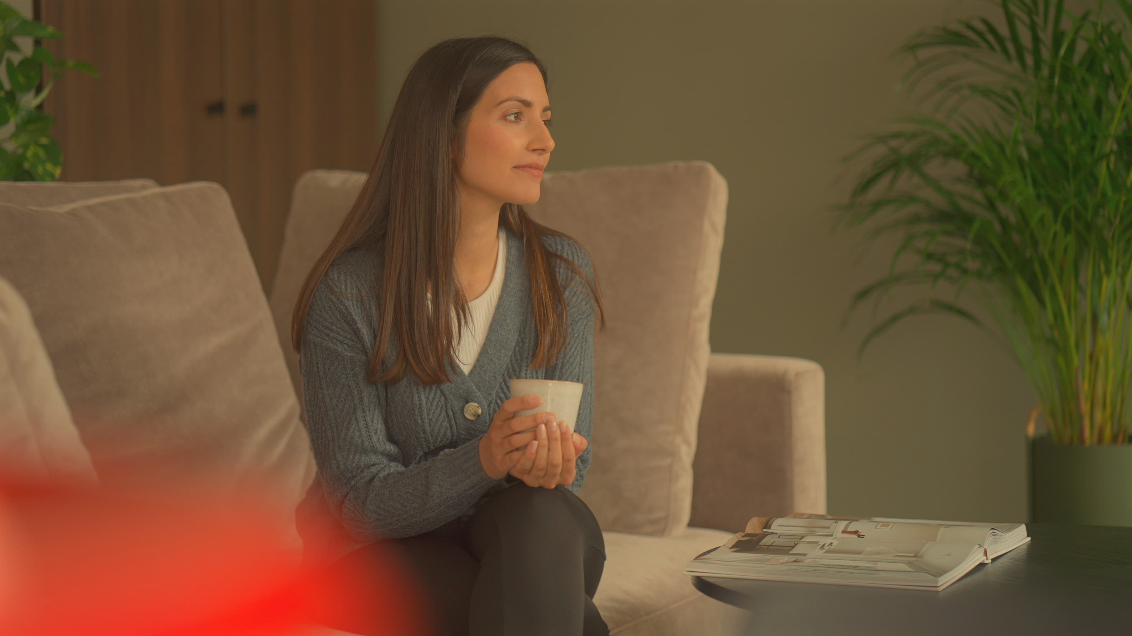 Leder-Sessel im Wohnzimmer mit Brettspiel und zwei Gläsern, gemütlicher Abend zu Hause