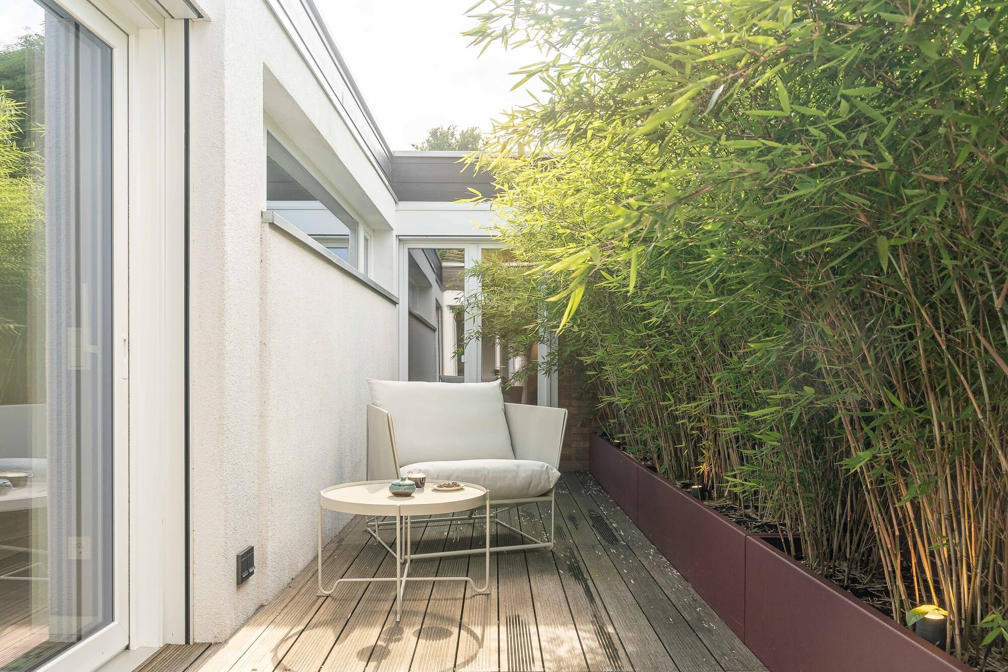 Innenhof 2 in der Totalen, schmale, längliche Bambus-Terrasse mit Sitzecke
