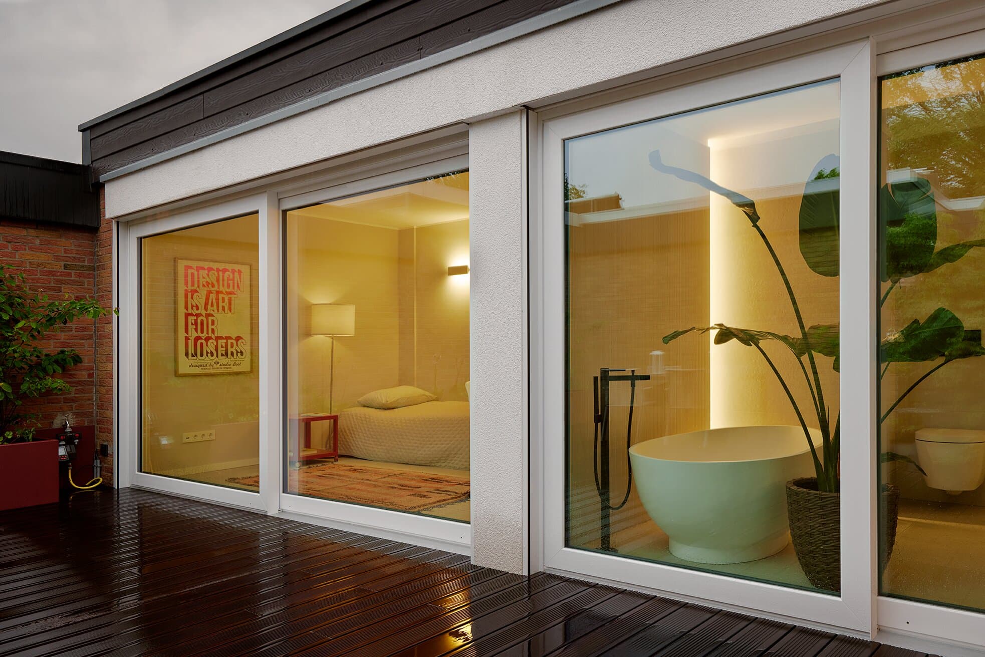 Innenhof 1 nach Regen mit Spiegelung des Wohnbereichs