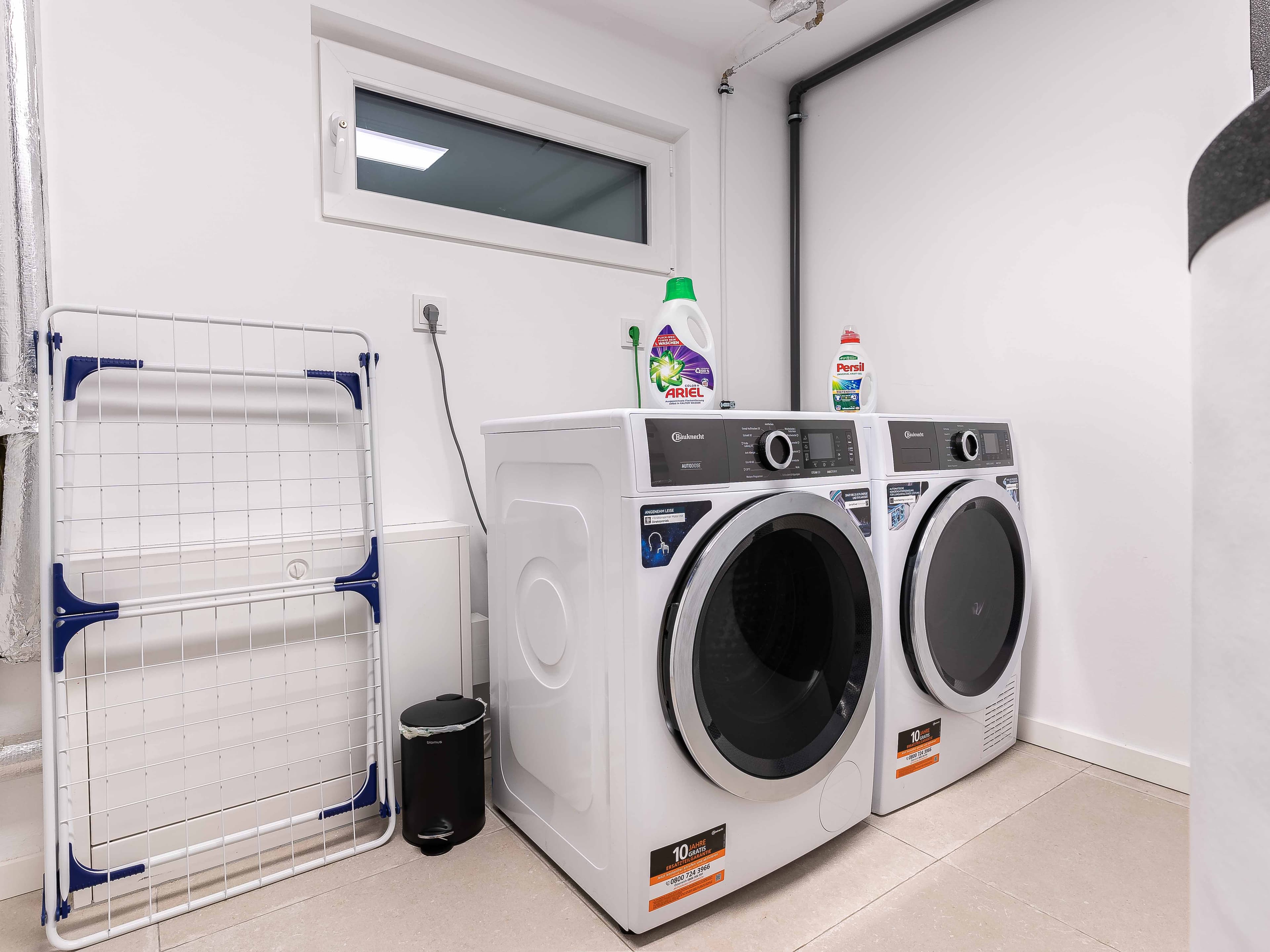 Hauswirtschaftsraum im Untergeschoss mit Waschmaschine und Trockner