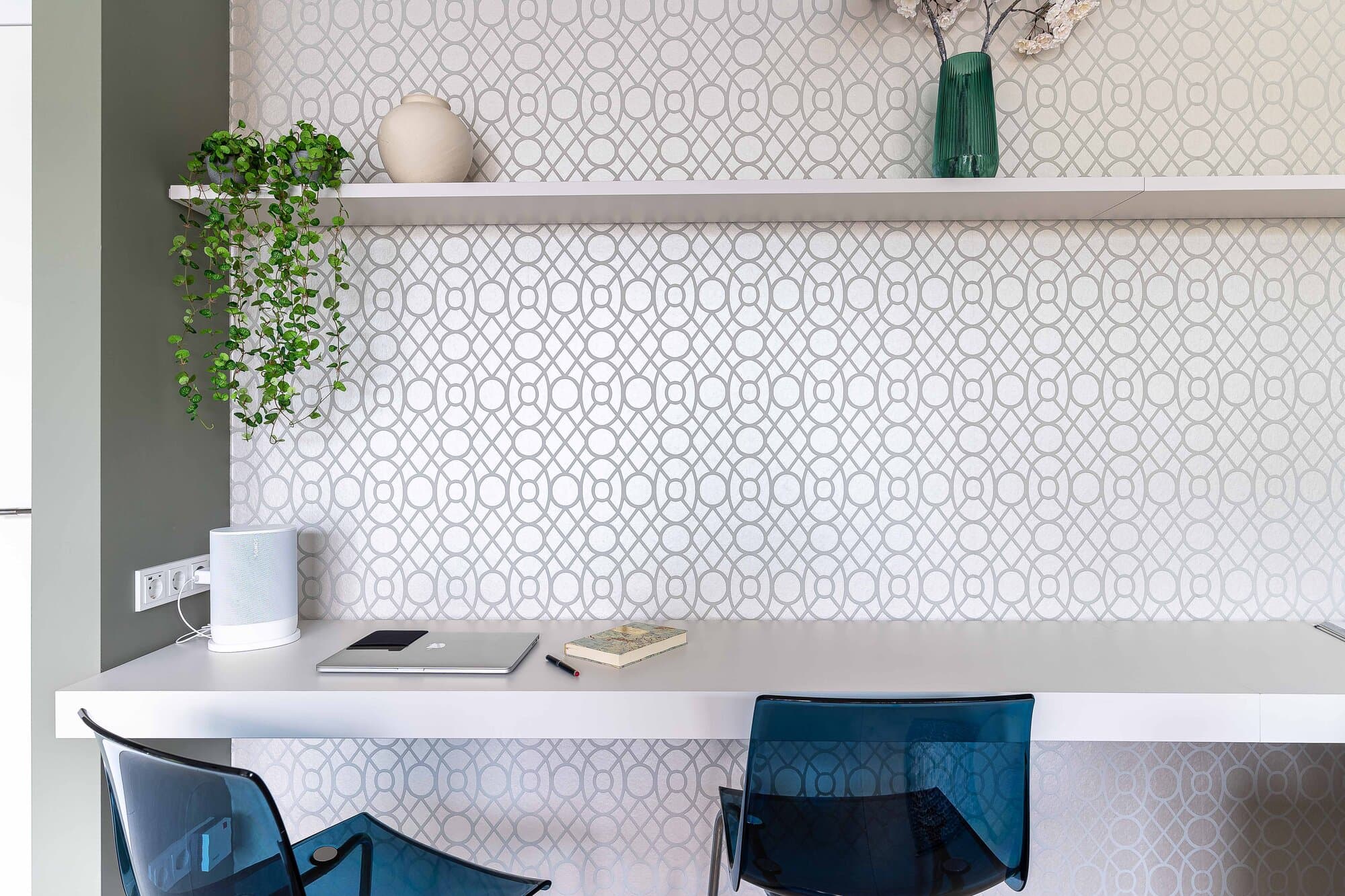 Workation im Bungalow Ratingen, Arbeitsplatz im Wohnbereich mit 200 Mbit Glasfaser, Ethernet und Designer-Stuhl